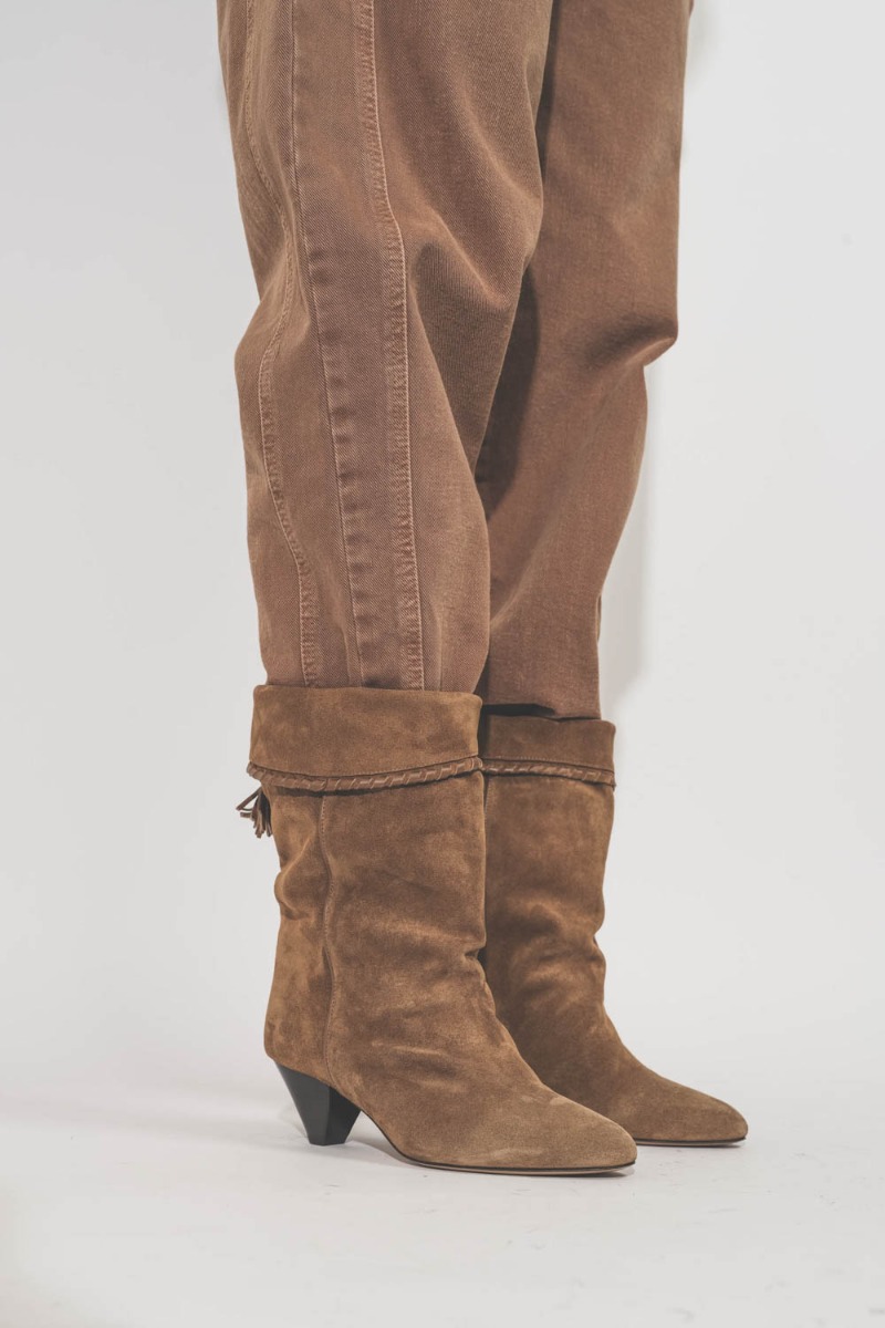 Boots Dalby Isabel Marant en cuir suédé drapé cognac. Porté avec un jean Oriane ocre Isabel Marant Etoile.