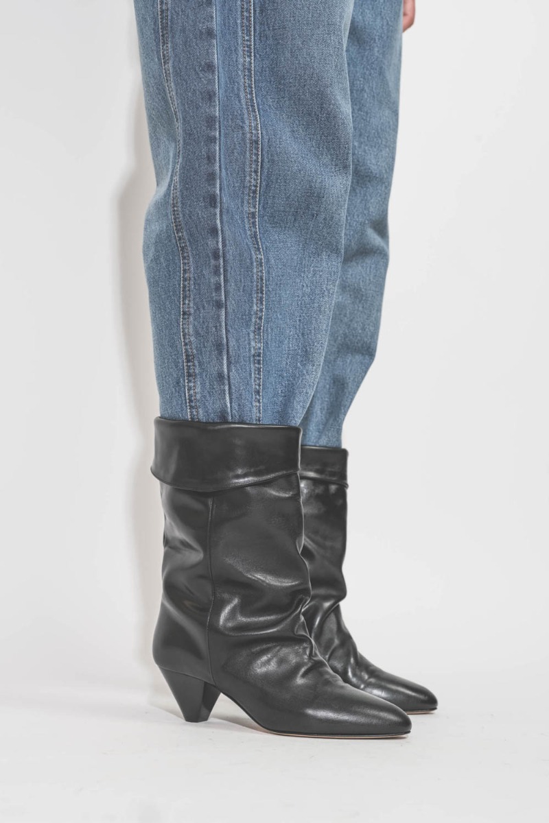 Boots Dalby Isabel Marant en cuir noir lisse. Portées de profil avec un jean.