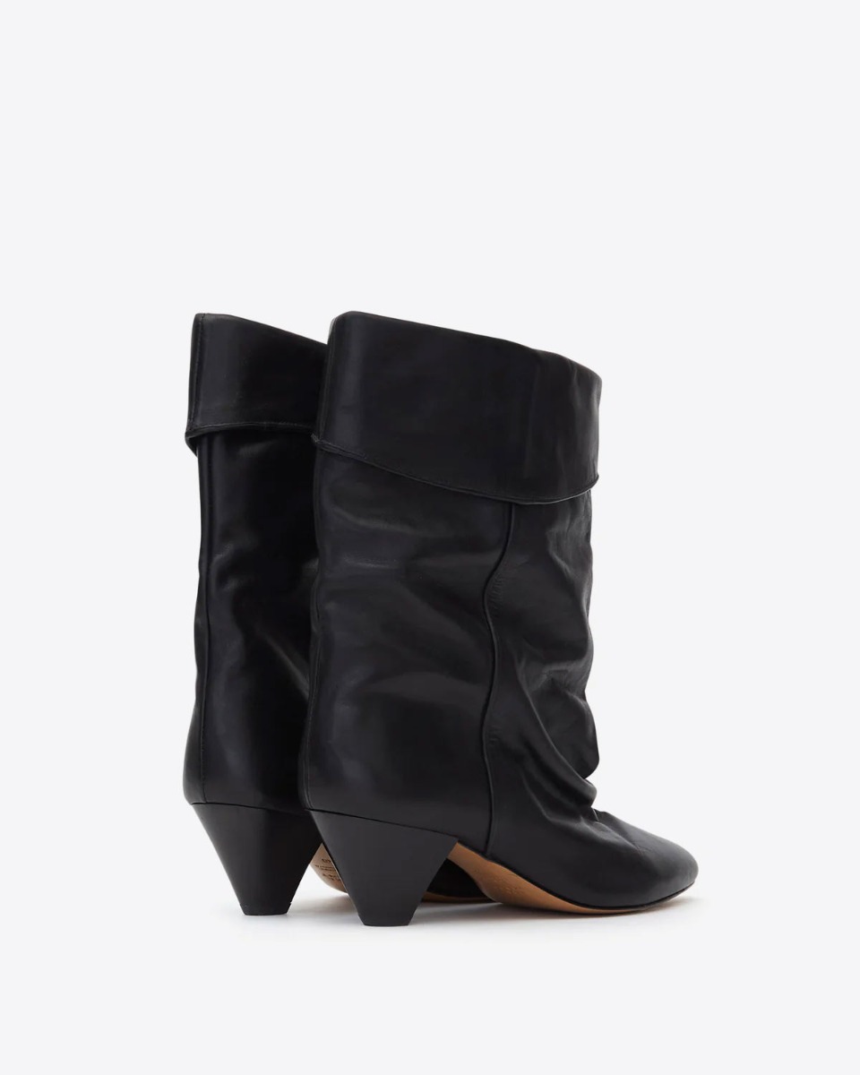 Boots Dalby Isabel Marant en cuir noir lisse. détail du talon conique.