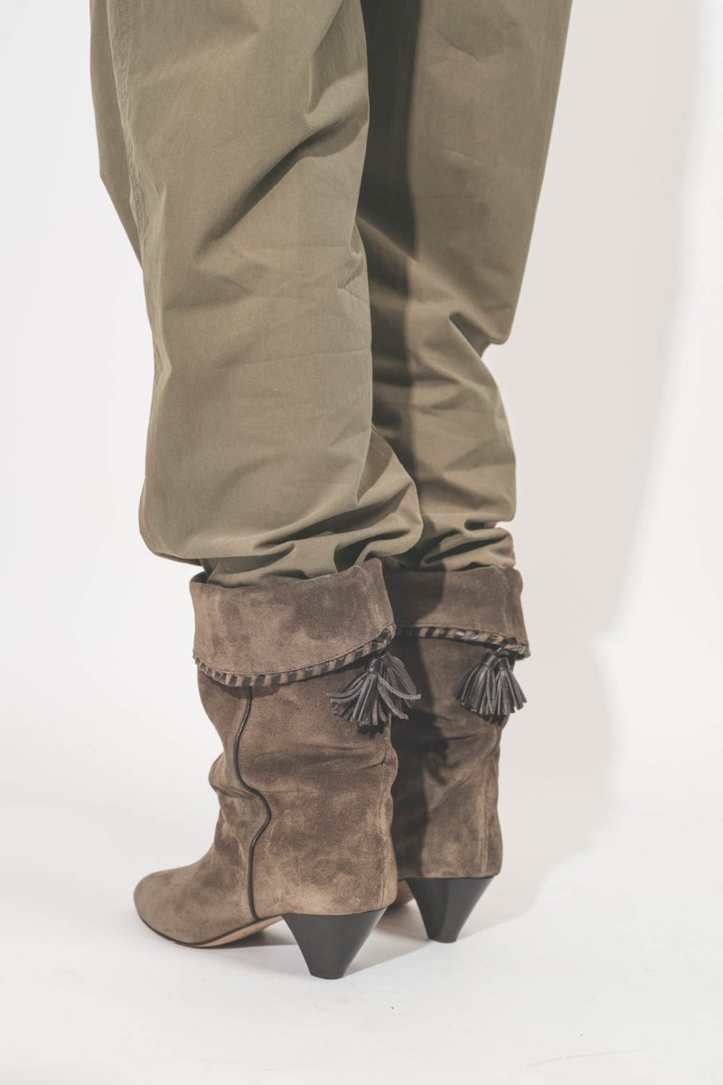Boots Dalby Isabel Marant en cuir suédé bronze. Portées de dos pantalon rentré à l'intérieur.