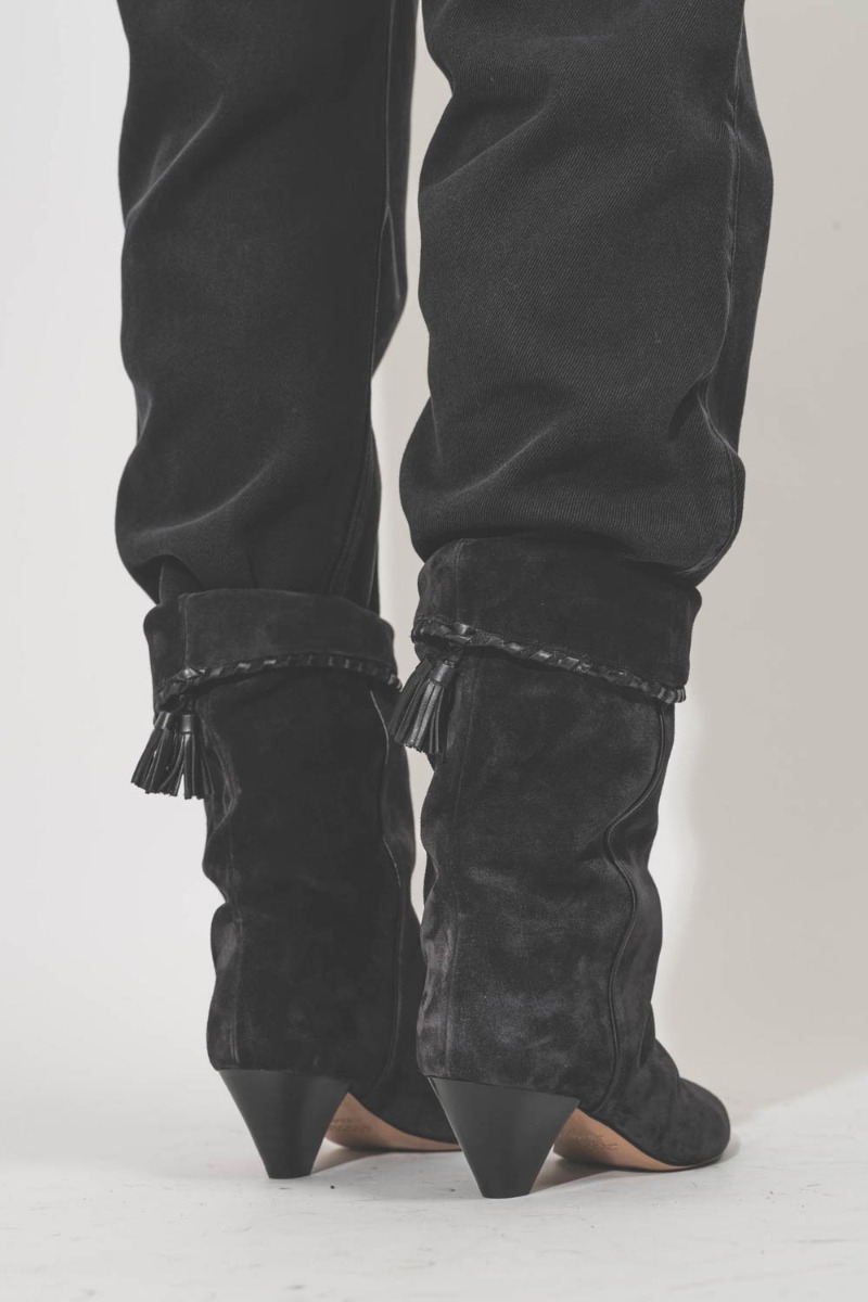 Boots Dalby Isabel Marant en cuir suédé noir délavé. Portées de dos.