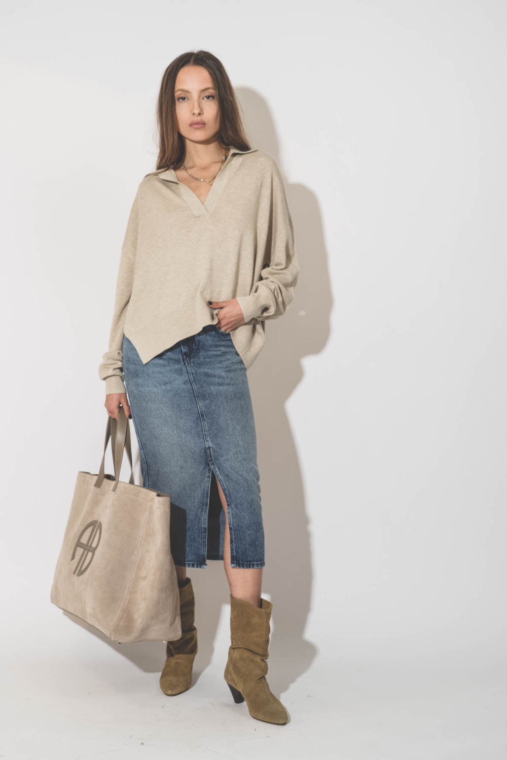 Boots à petits talons en cuir suédé taupe Reachi Isabel Marant. Porté avec une jupe en jean sous le genoux. 