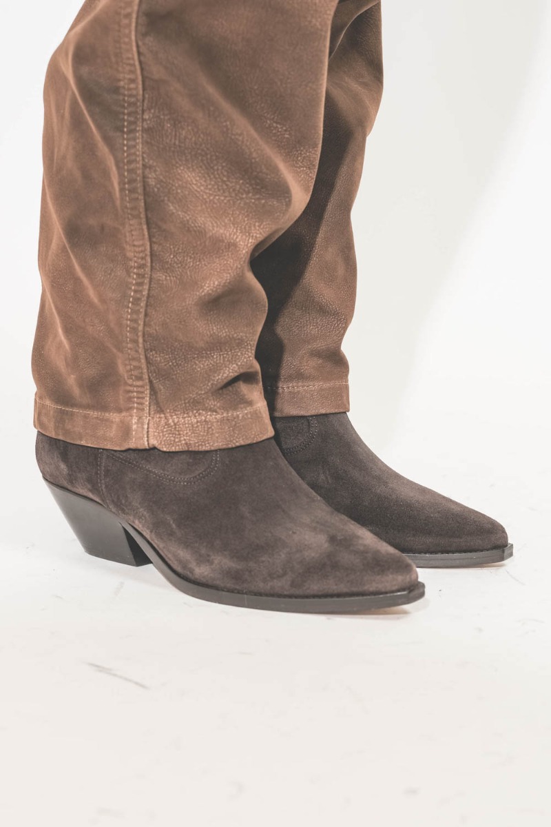 Bottes Duerto Isabel Marant en cuir suédé chocolat. Portées de profil.