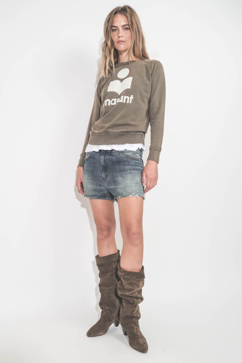 Bottes Elita Isabel Marant en cuir suédé bronze. Portées de face.