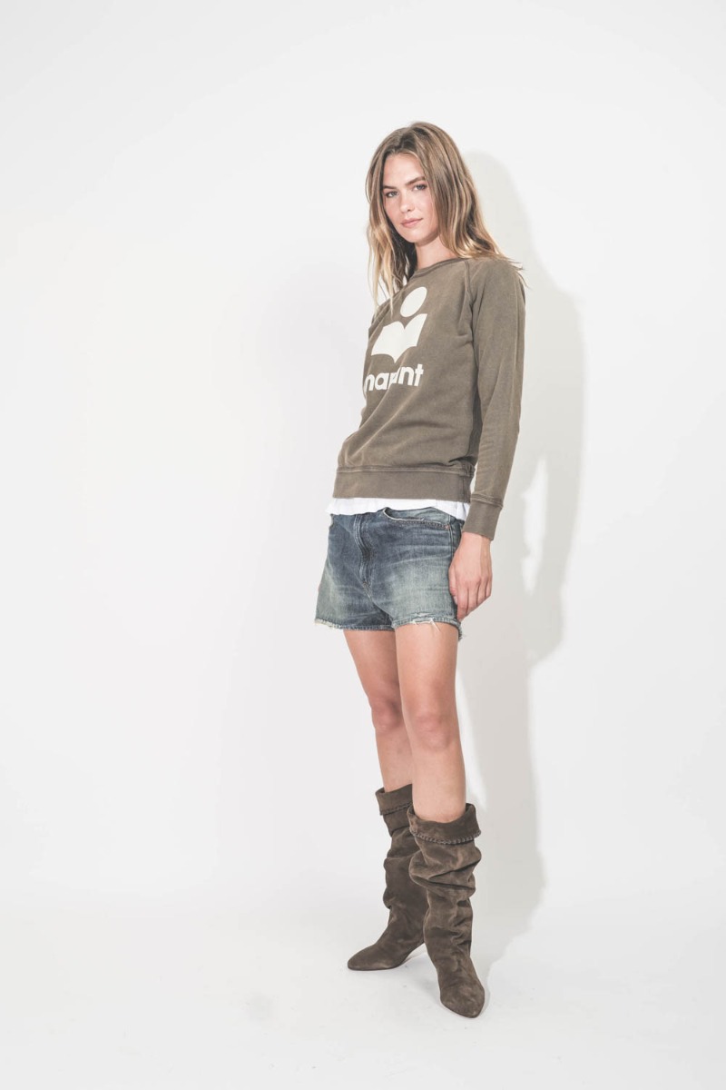 Bottes Elita Isabel Marant en cuir suédé bronze. Portées de profil.