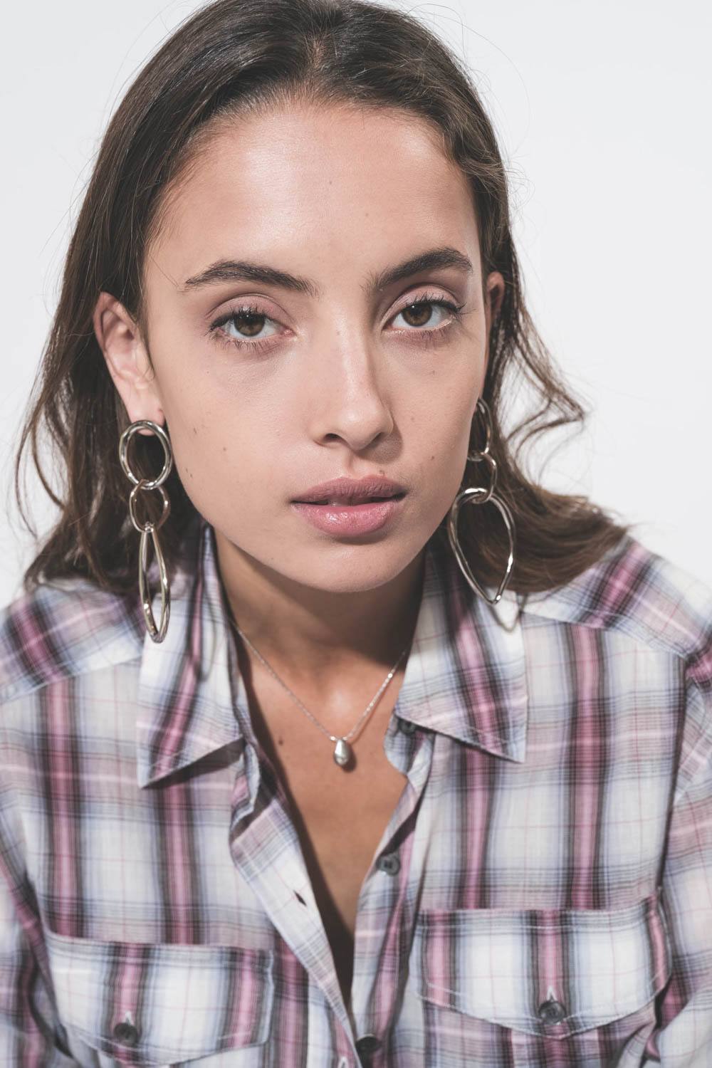 Boucles d'oreille grands anneaux en métal argenté Pleasant Isabel Marant. Porté de face.