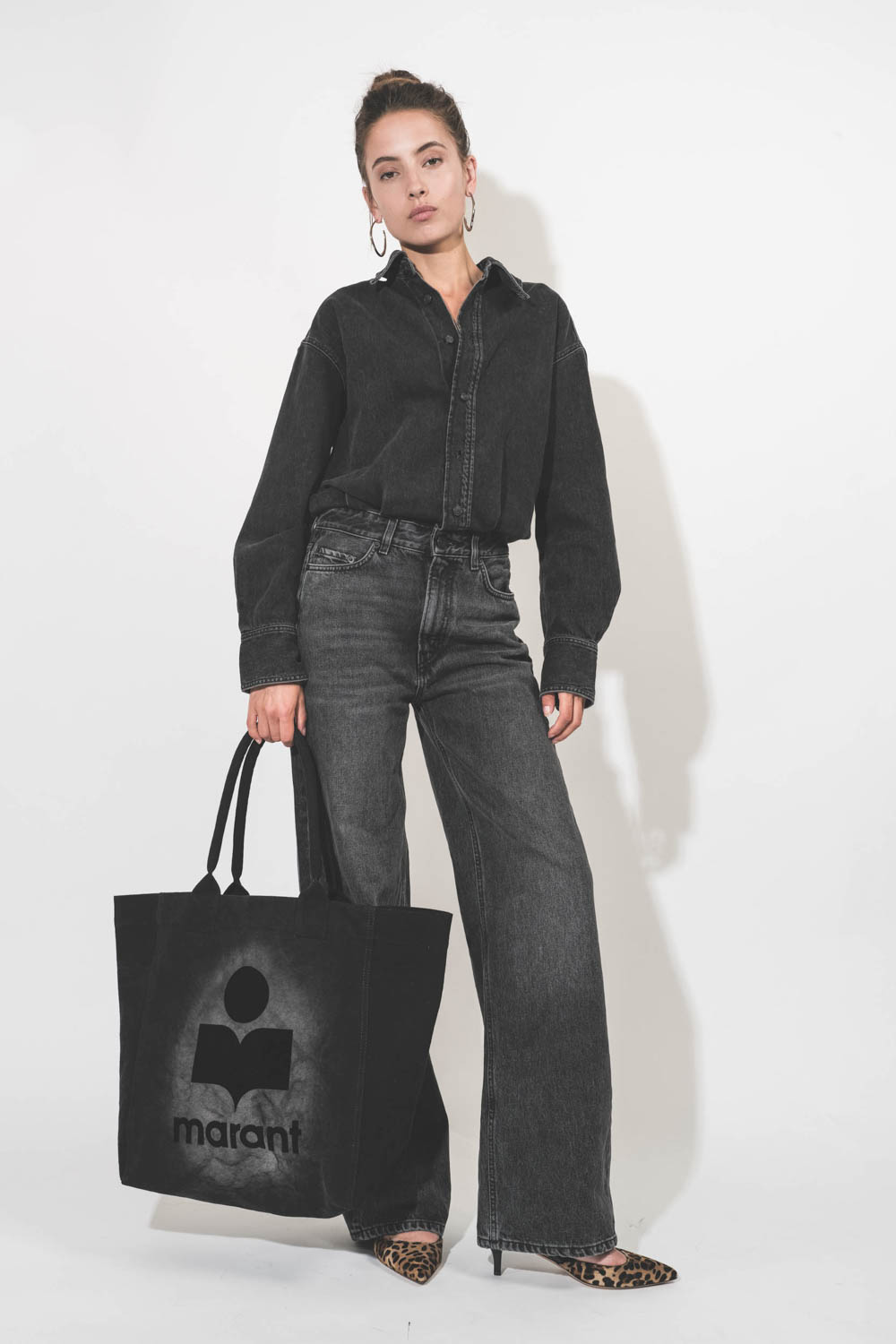 Cabas en toile noir délavé logo Marant Yenky Isabel Marant. Porté de face.