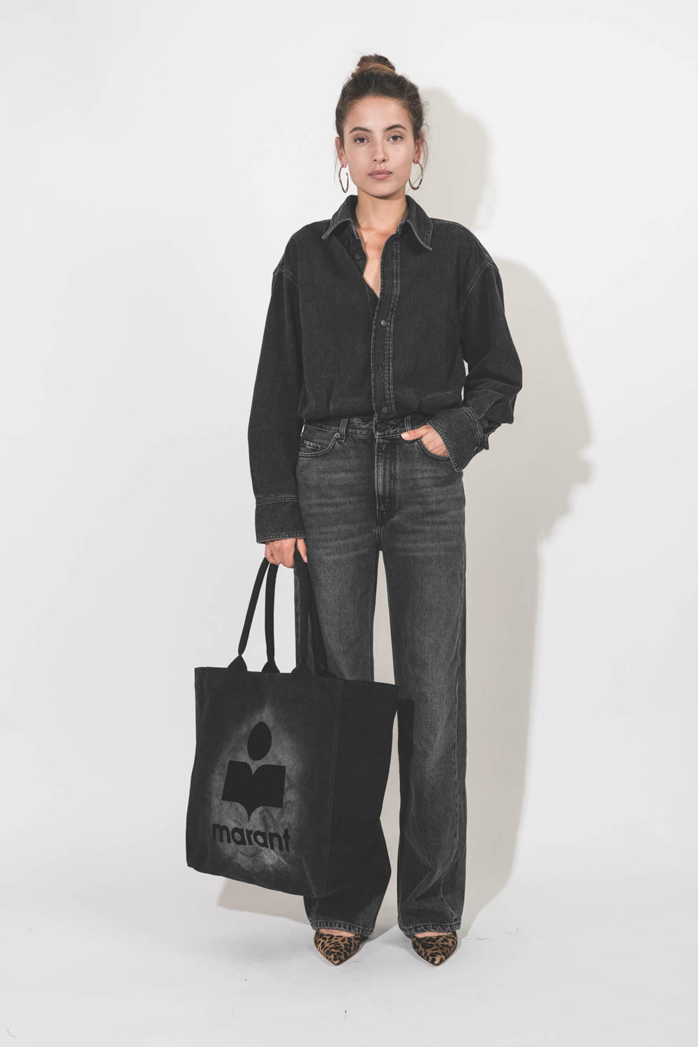 Cabas en toile noir délavé logo Marant Yenky Isabel Marant. Porté main.