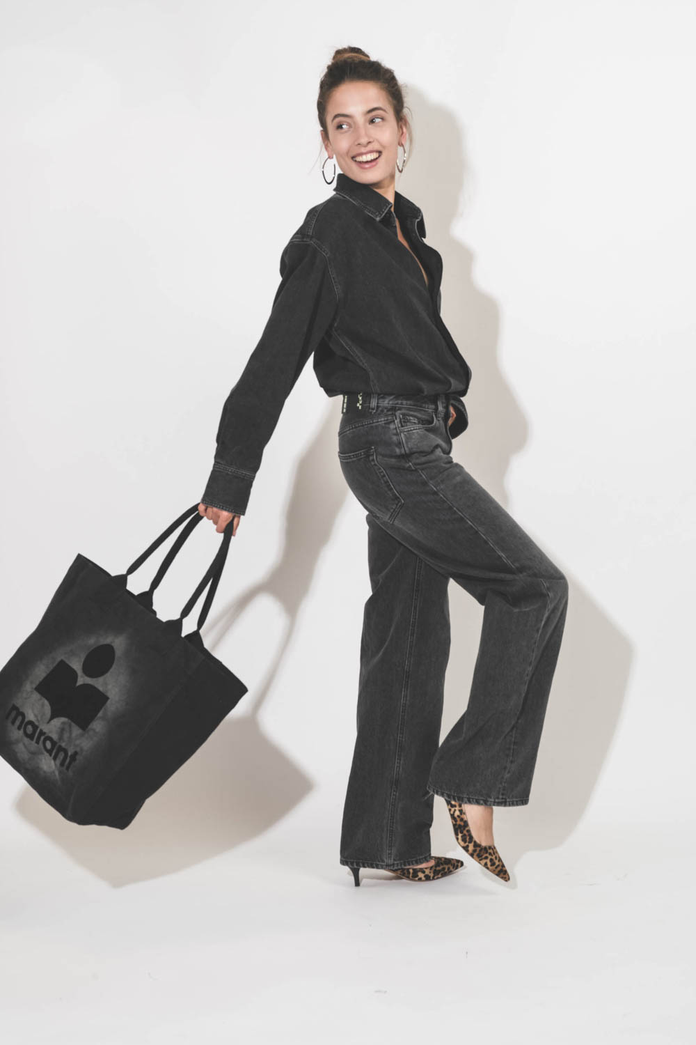Cabas en toile noir délavé logo Marant Yenky Isabel Marant. Porté avec une combinaison en jean noir.