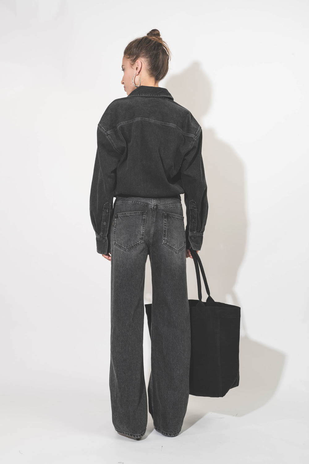 Cabas en toile noir délavé logo Marant Yenky Isabel Marant. Porté de dos.