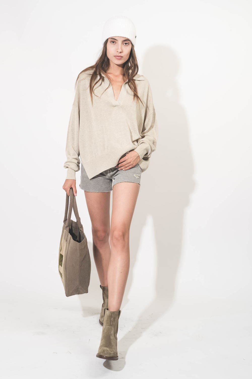 Cabas en toile petit modèle kaki délavé logo Marant Yenky Isabel Marant. Porté avec un short en jean kaki.