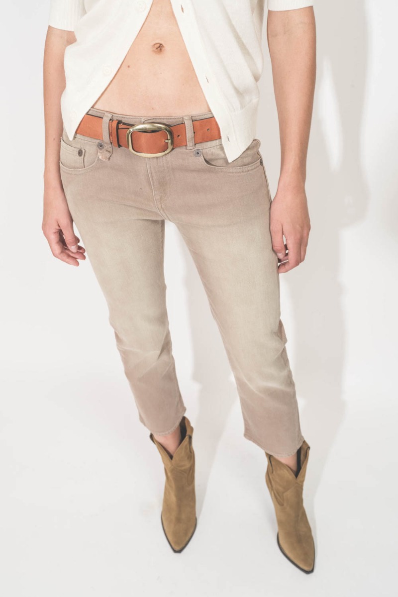 Ceinture Dara Isabel Marant en cuir cognac avec boucle dorée. Portée avec un jean taille basse.