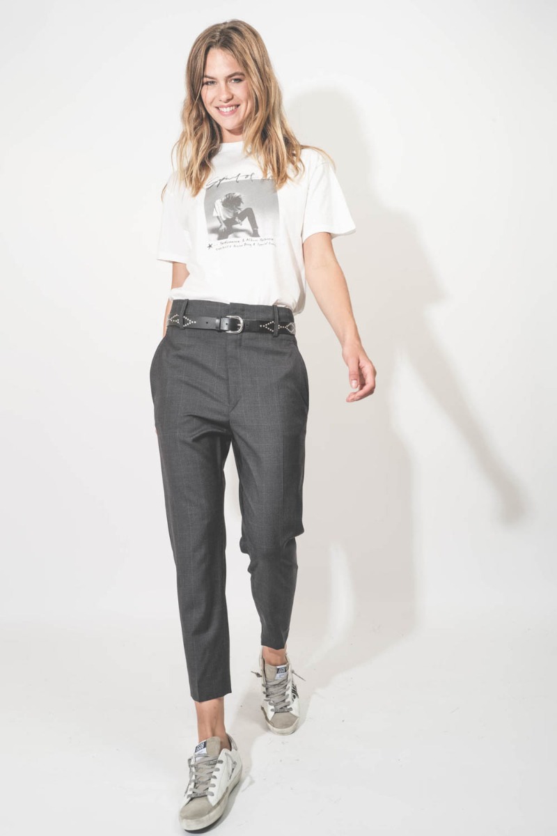 Ceinture Liliana Isabel Marant en cuir noir clouté métal argenté. Porté de face.