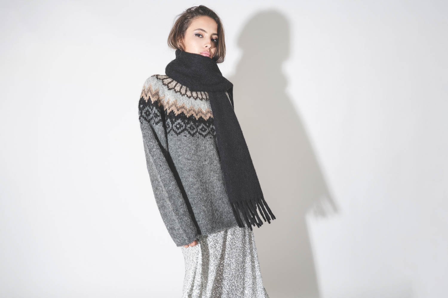 Echarpe à franges en alpaga noir Firny Isabel Marant Etoile. Porté de profil.