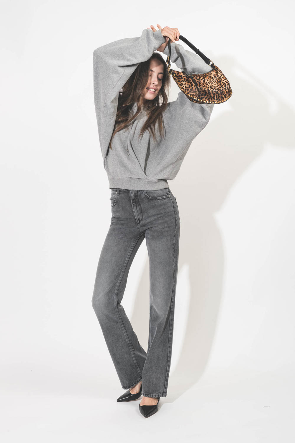 Jean taille haute en toile lyocell fluide gris Belvira Isabel Marant Etoile. Porté avec un sweatshirt gris chiné.