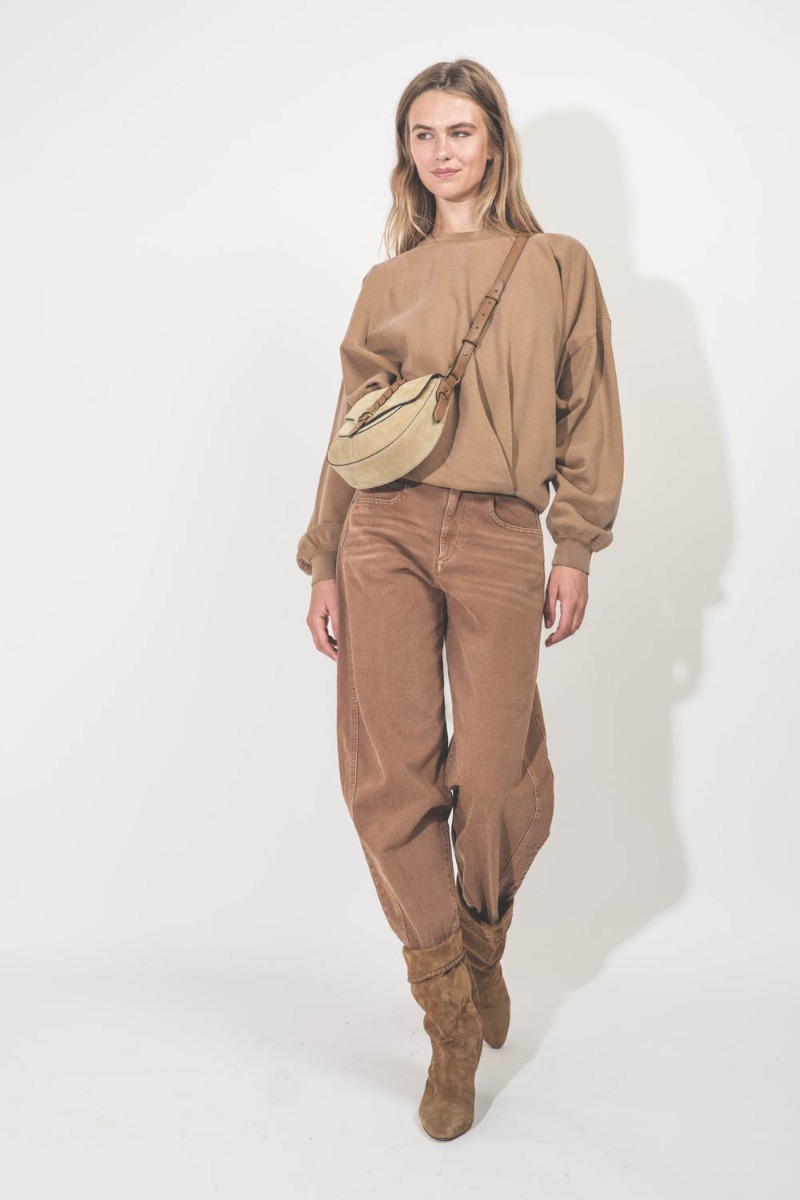 Jean Oriane Isabel Marant Etoile en toile denim ocre. Porté de face avec un sweatshirt caramel. 