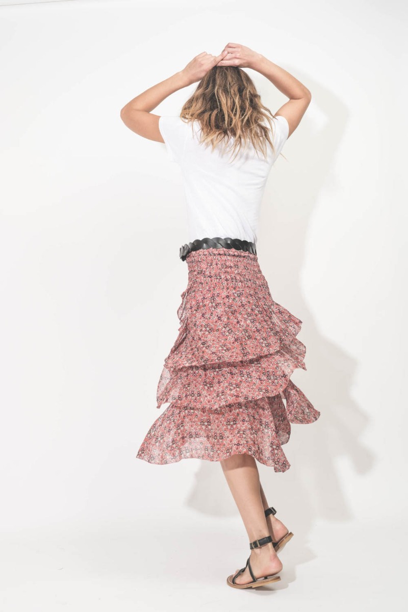 Jupe midi à volants Brigitte Isabel Marant Etoile en viscose imprimé Rust. Portée de dos avec des sandales K.Jacques St-Tropez.
