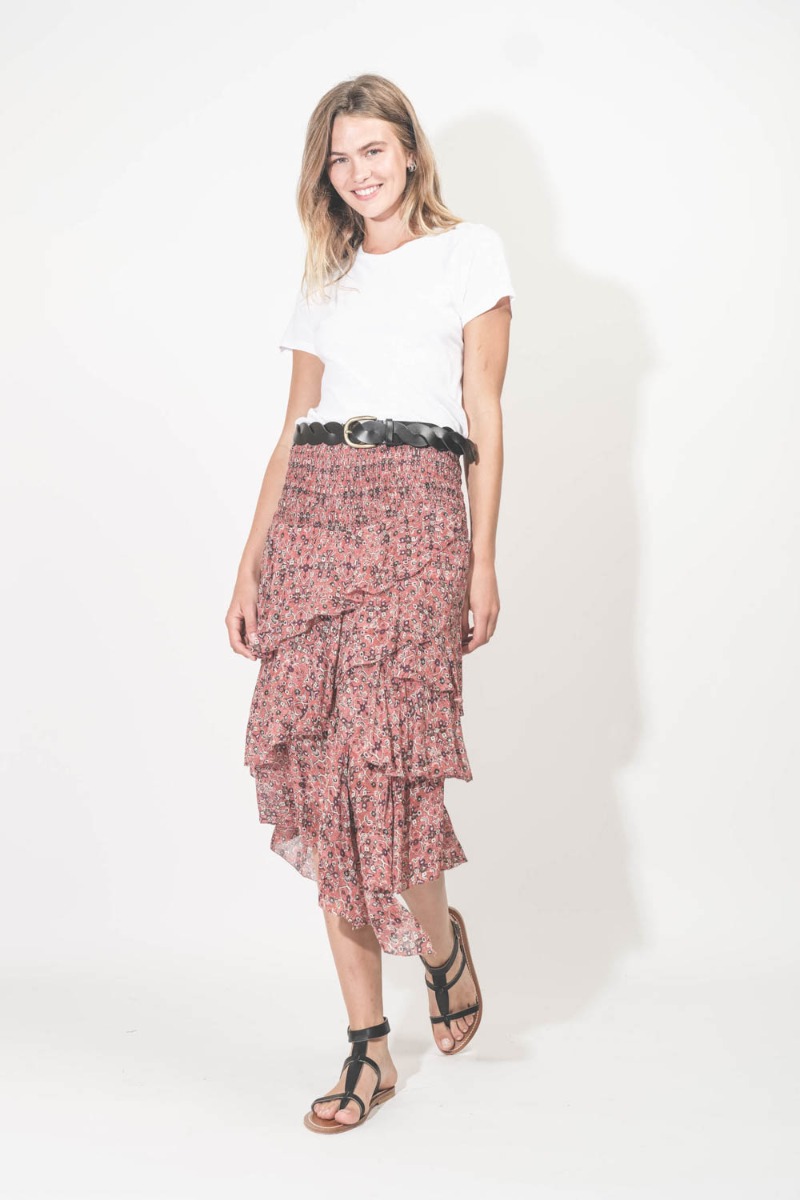 Jupe midi à volants Brigitte Isabel Marant Etoile en viscose imprimé Rust. Portée de face avec un tee-shirt blanc The Great.