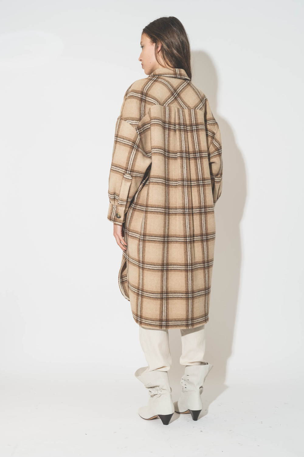 Manteau forme chemise longue à carreaux camel Fontizia Isabel Marant Etoile. Porté de dos.