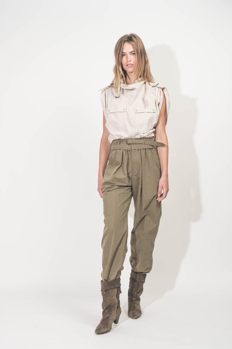 Pantalon Celia Isabel Marant en coton kaki. Porté de face.