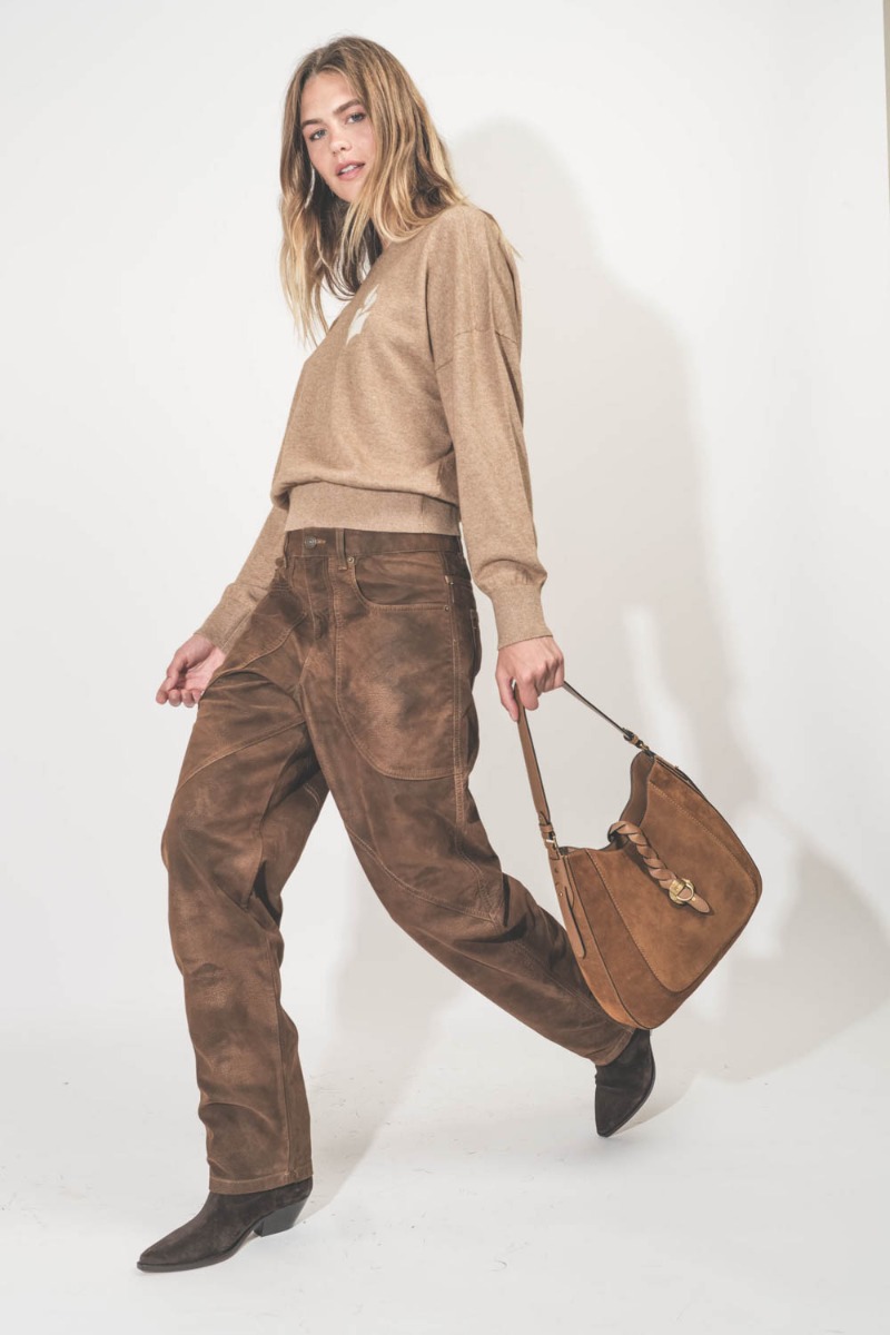 Pantalon Kelvina Isabel Marant Etoile en faux cuir effet vintage Tabacco. Porté de profil.