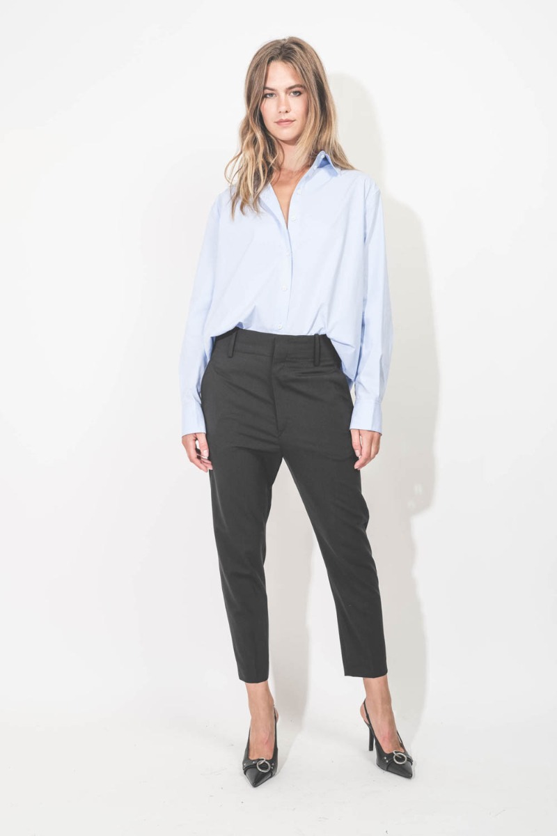 Pantalon Noah Isabel Marant en laine froide noire. Porté de face.