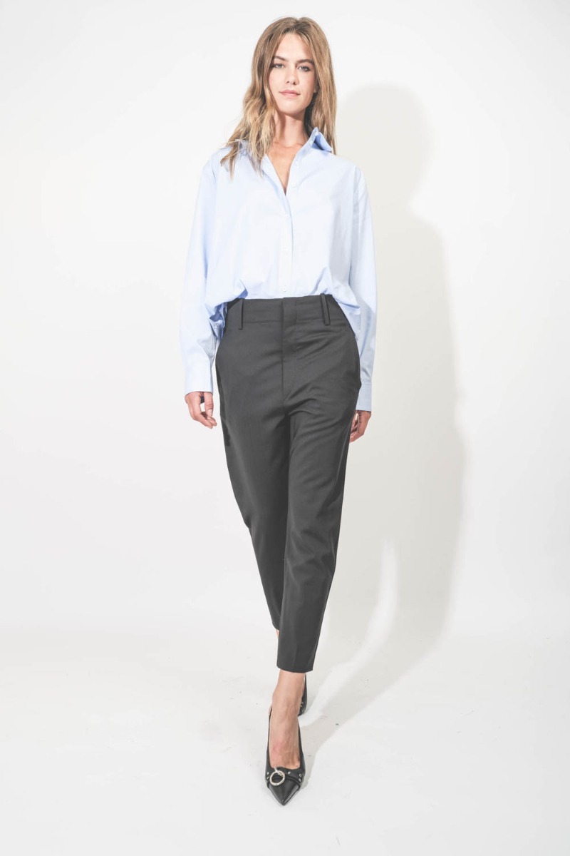 Pantalon Noah Isabel Marant en laine froide noire. Porté de face avec des escarpins à talons.