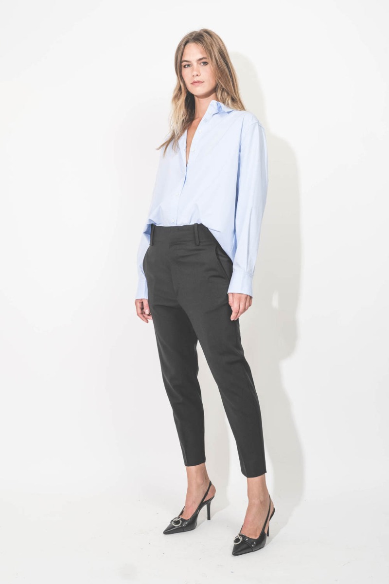 Pantalon Noah Isabel Marant en laine froide noire. Porté de profil.