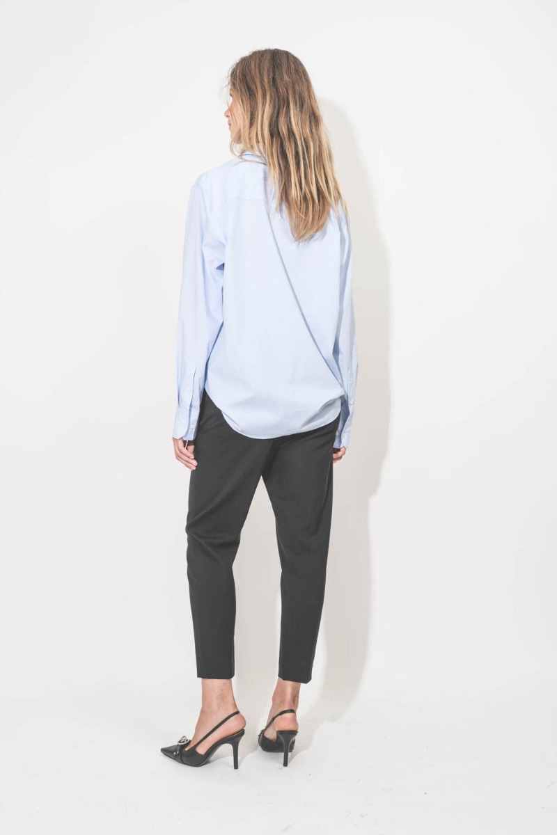 Pantalon Noah Isabel Marant en laine froide noire. Porté de dos.