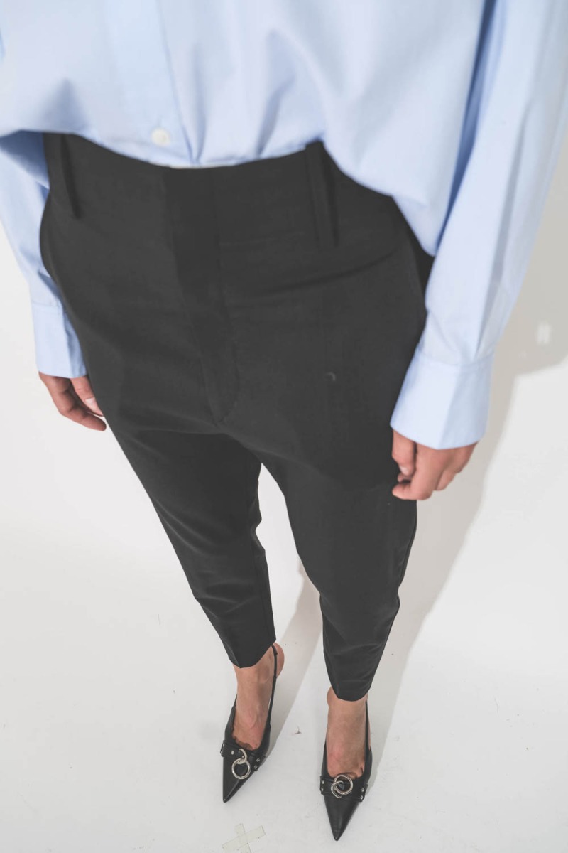 Pantalon Noah Isabel Marant en laine froide noire. Détail du devant ventre plat.