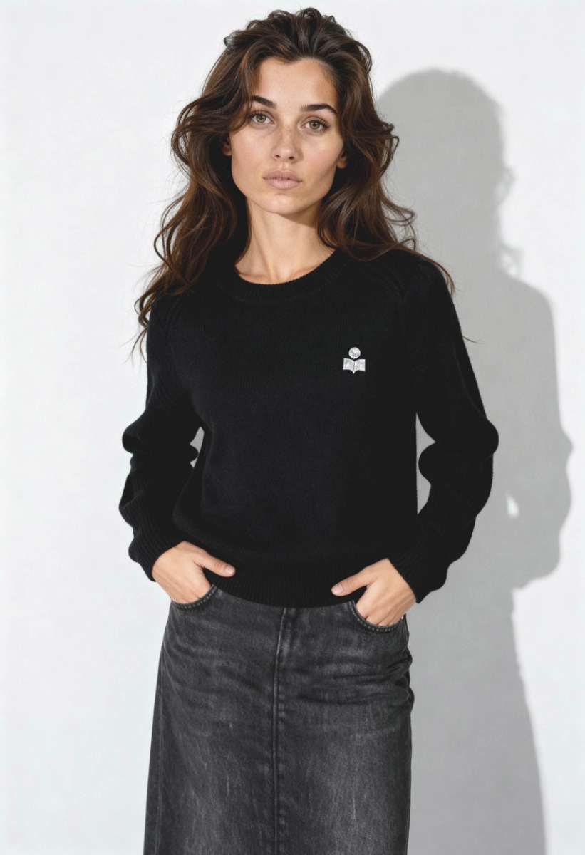 Pull Abelle Isabel Marant Étoile en coton et laine noir, logo brodé en argent sur la poitrine. Porté de face.