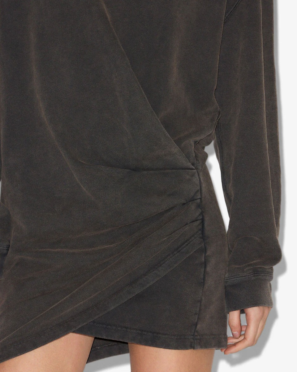 Robe Pipper Isabel Marant Étoile en molleton noir délavé. Détail du plissé à la taille.