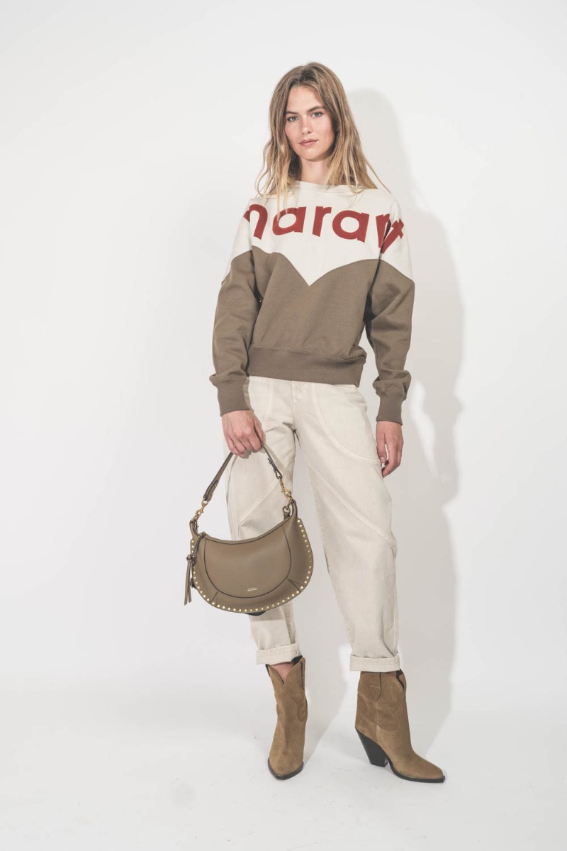 Sweatshirt Houston Isabel Marant Etoile à logo Marant écru, kaki foncé.  Porté avec un jean écru.