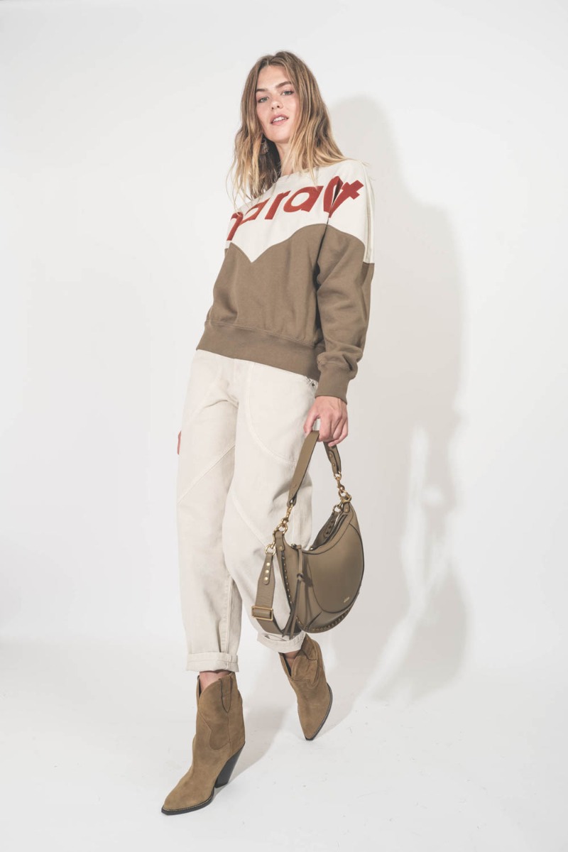 Sweatshirt Houston Isabel Marant Etoile à logo Marant écru, kaki foncé.  Porté de profil avec un jean écru.