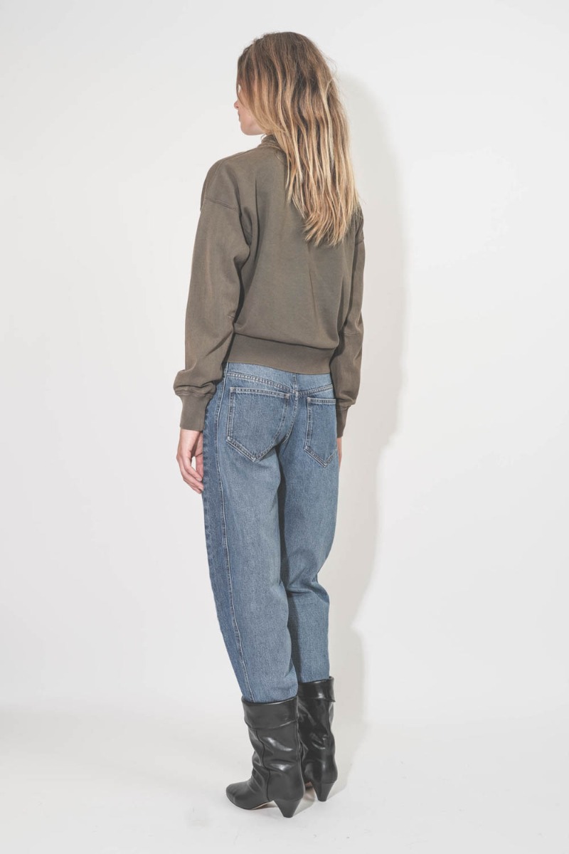 Sweatshirt Moby Dark Bronze logo écru Isabel Marant Etoile. Porté de dos avec un jean Isabel Marant Etoile.