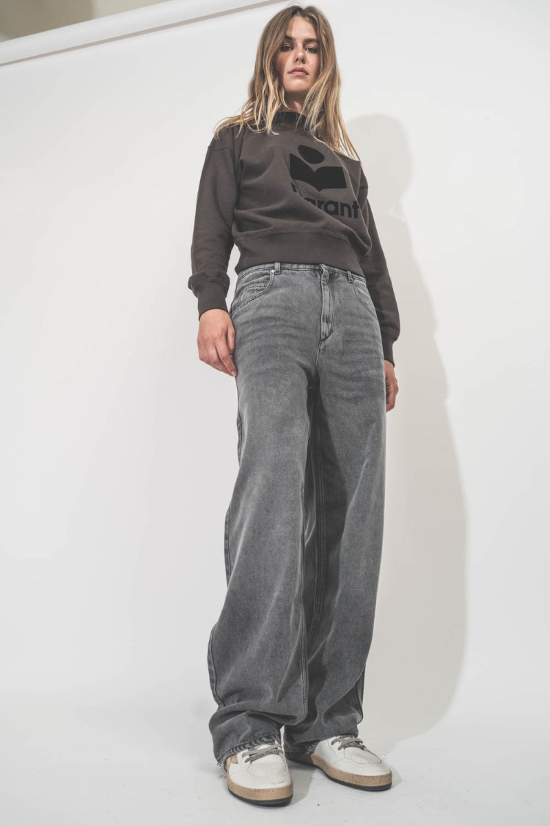 Sweatshirt Moby Isabel Marant Etoile en coton noir délavé logo velours noir. Porté avec un jean gris.