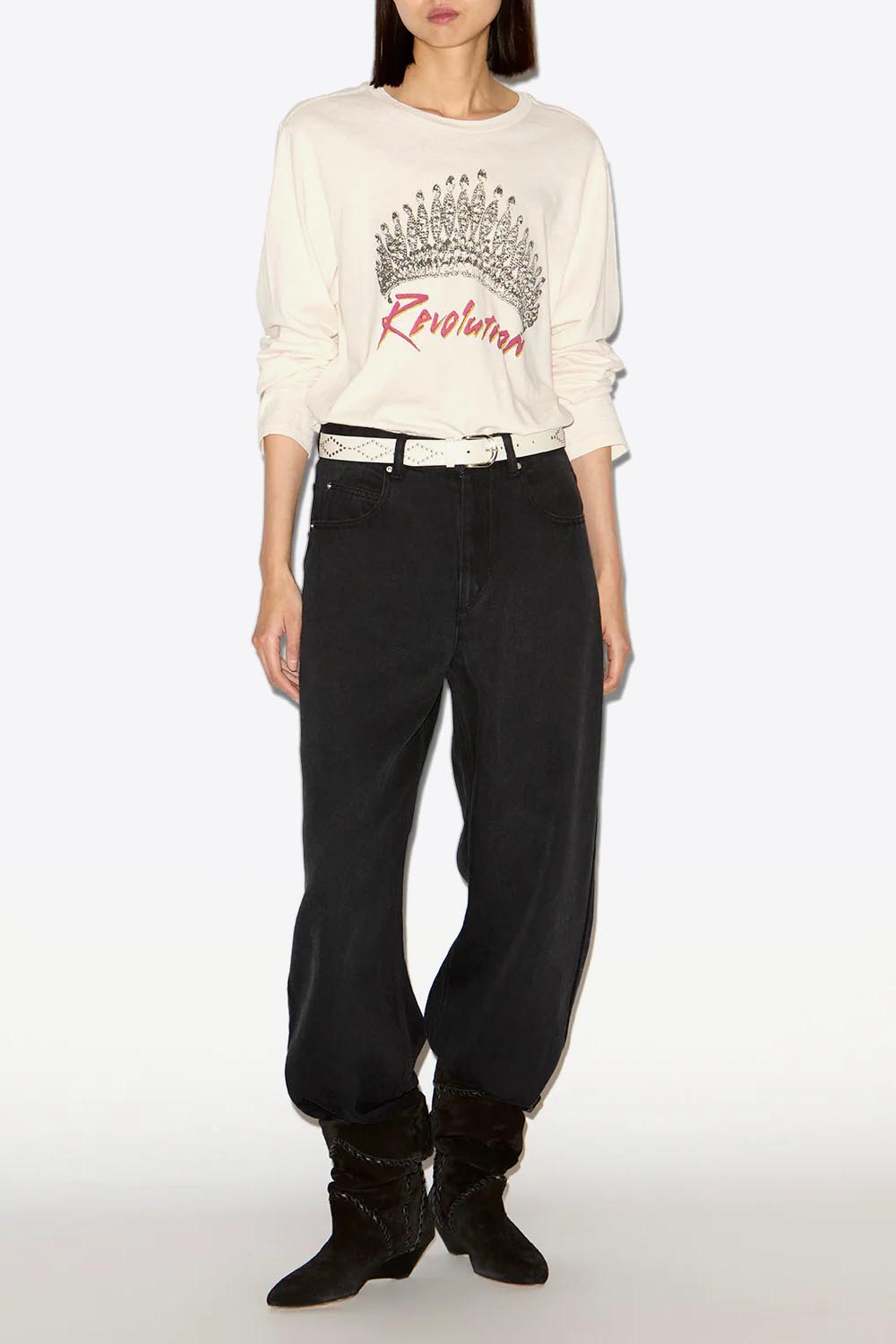 Tee-shirt manches longues écru imprimé placé représentant une tiare et inscription Révolution en rouge sur le devant Martine Isabel Marant Etoile. Porté de face avec un jean noir.