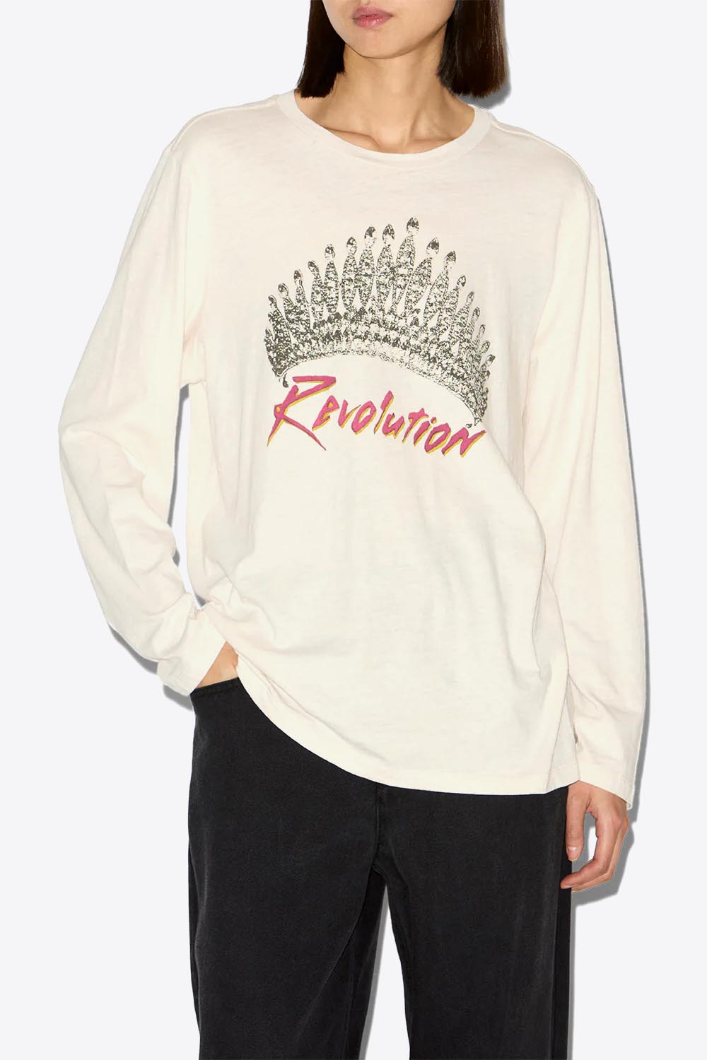 Tee-shirt manches longues écru imprimé placé représentant une tiare et inscription Révolution en rouge sur le devant Martine Isabel Marant Etoile. Porté de face.