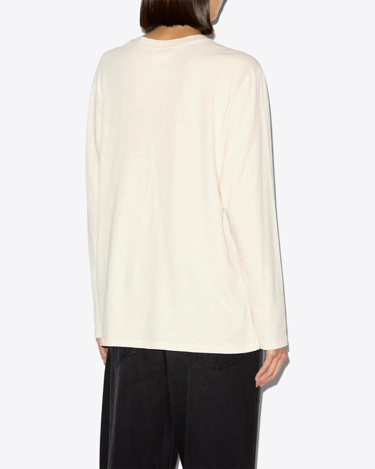 Tee-shirt manches longues écru imprimé placé représentant une tiare et inscription Révolution en rouge sur le devant Martine Isabel Marant Etoile. Porté de dos.