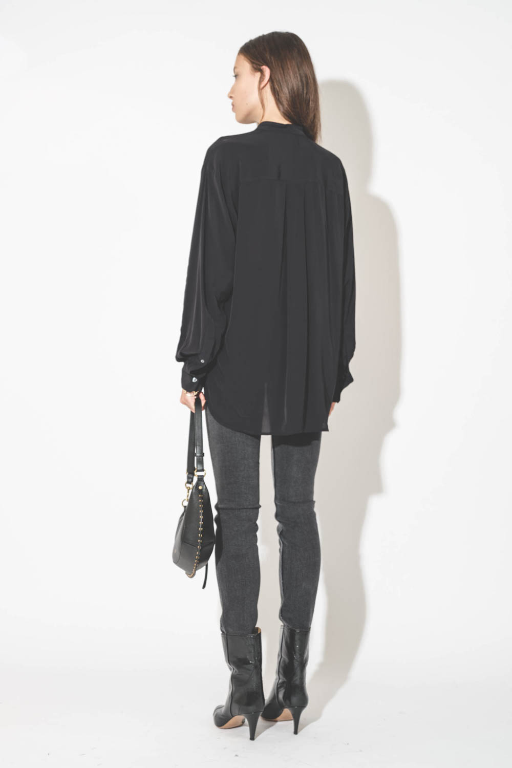 Chemise forme liquette manches longues en viscose noir Amel Isabel Marant Etoile. Porté de dos.