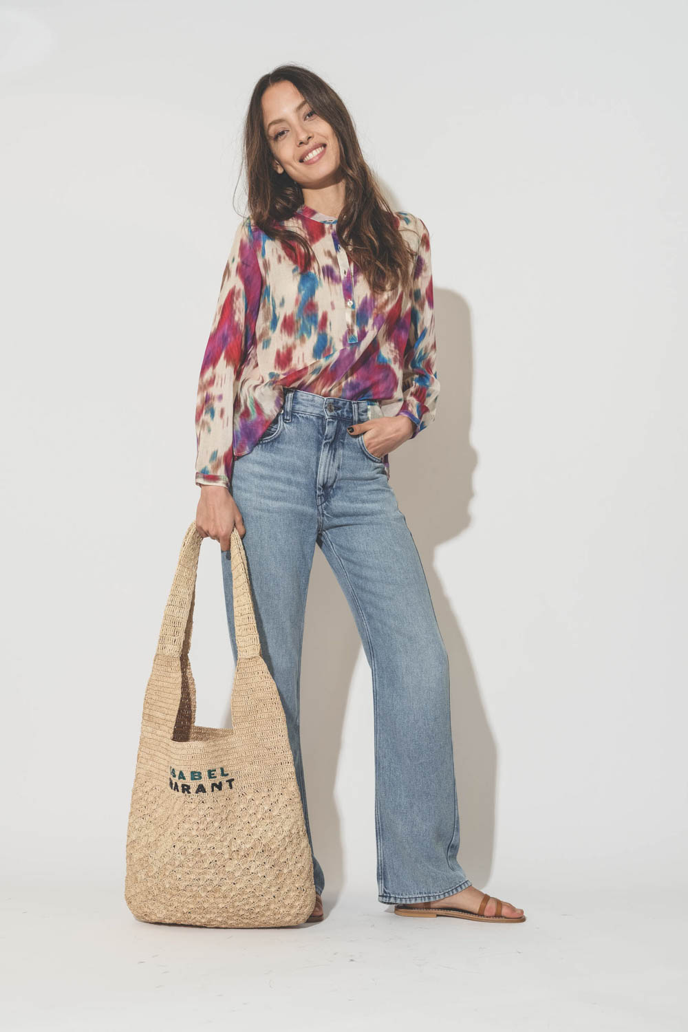 Blouse en voile de coton imprimé Tie and Dye beige framboise Maria Isabel Marant Etoile. Porté avec un panier souple en osier. 