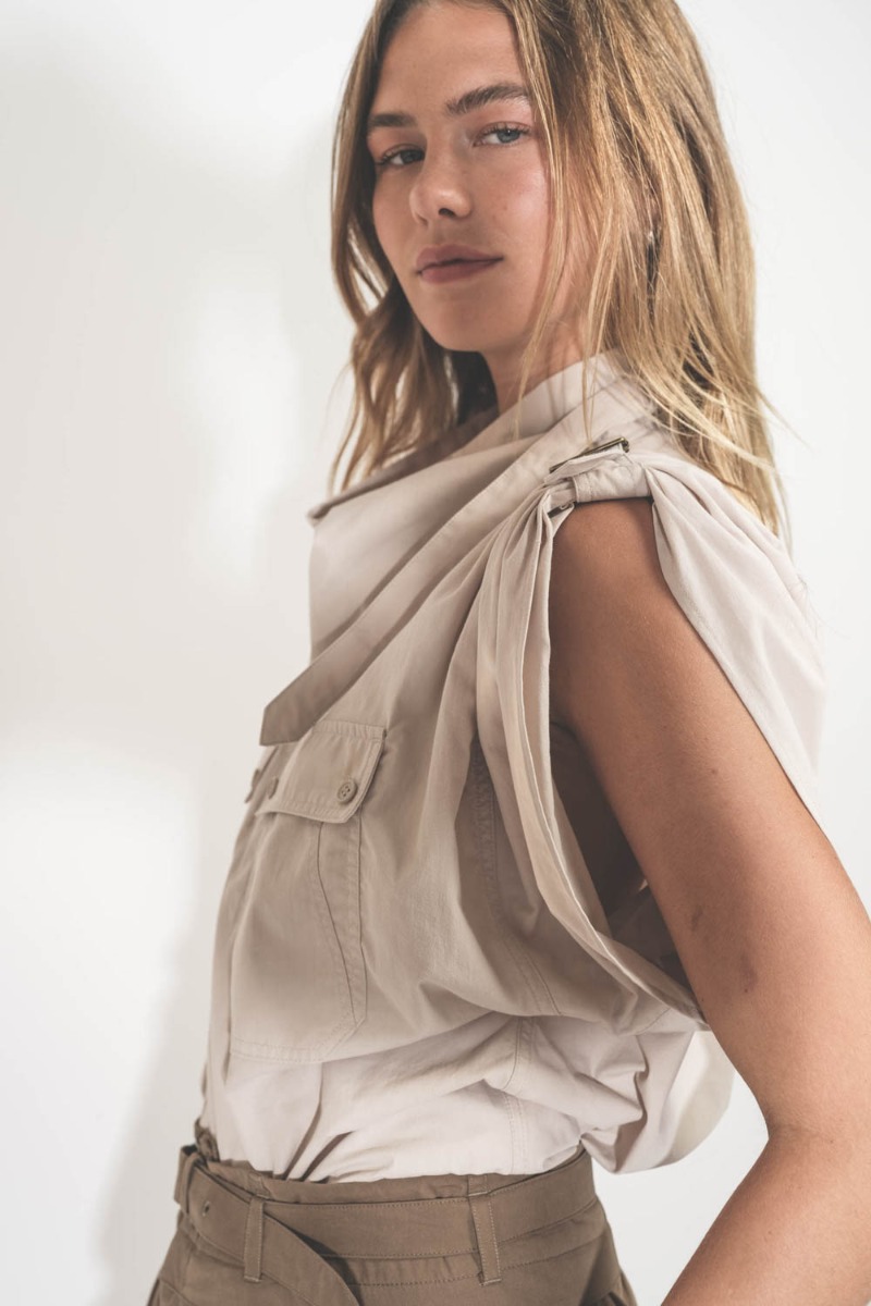 Top Nemia Isabel Marant Etoile en coton écru. Porté de profil.
