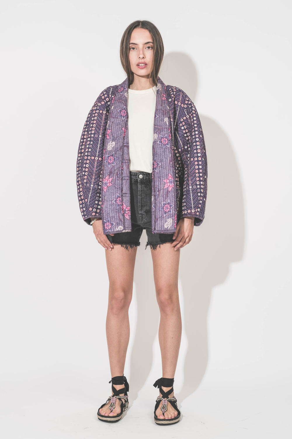 Veste en bouti imprimé géométrique d'un côté, intérieur fleurs de l'autre volet Chancel Marant Etoile. Portée avec un tee-shirt écru Boxy Crew The Great, un short en jean noir Mikuta et des sandales noires Gypsa Isabel Marant.