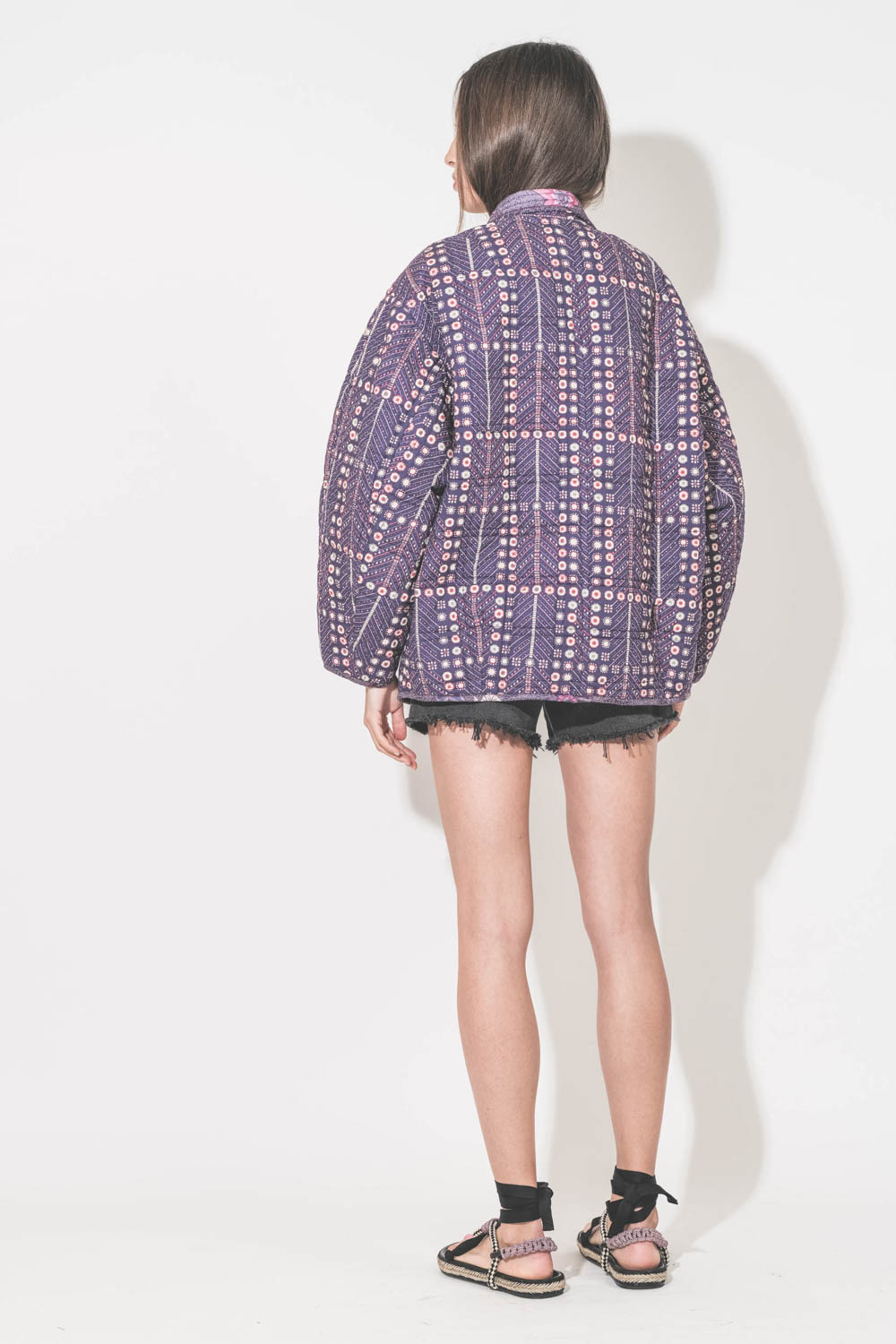 Veste en bouti imprimé géométrique d'un côté, intérieur fleurs de l'autre volet Chancel Marant Etoile. Portée de dos avec un tee-shirt écru Boxy Crew The Great, un short en jean noir Mikuta et des sandales noires Gypsa Isabel Marant.