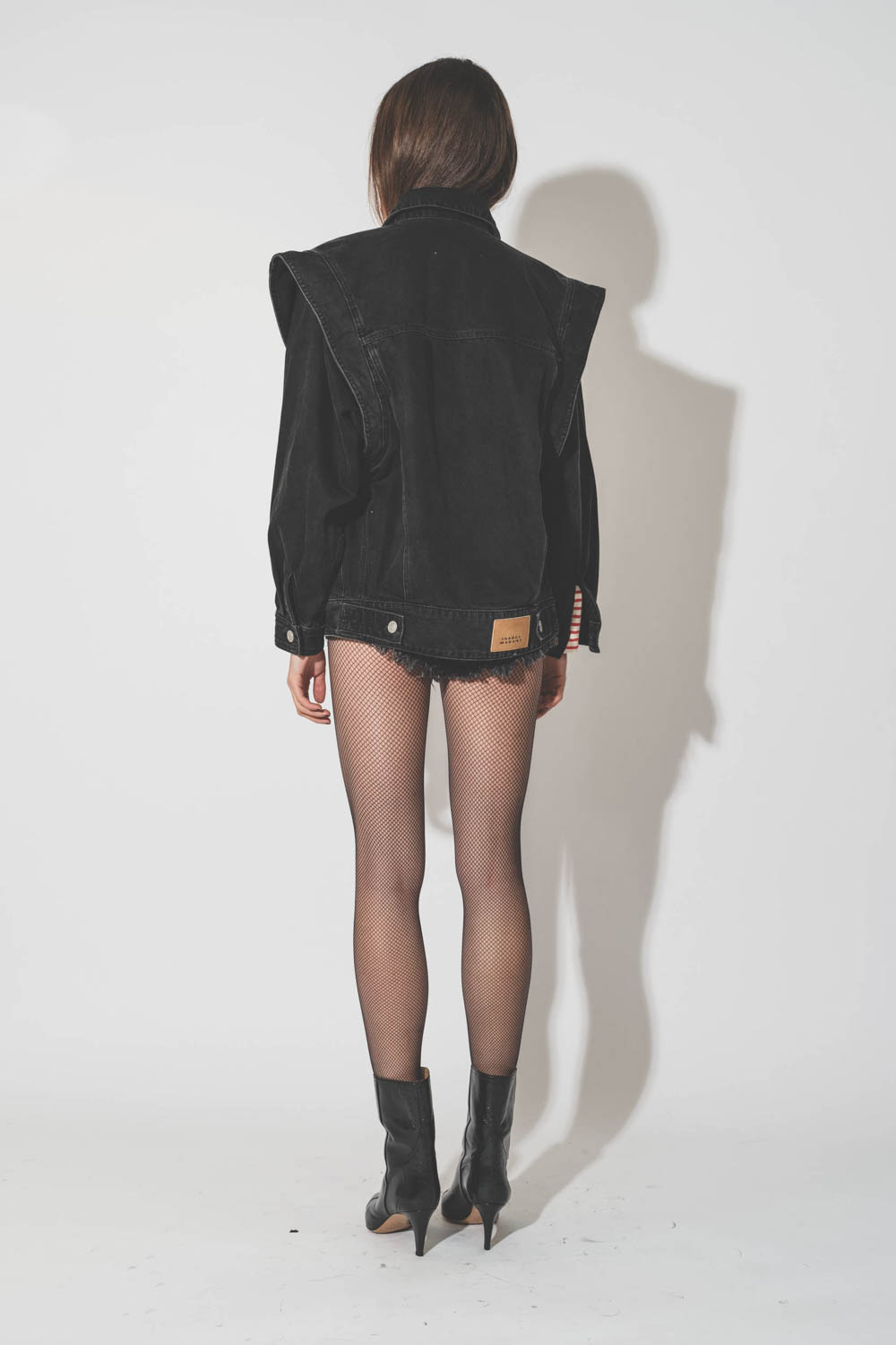 Veste en jean noir épaulée manches longues amovibles Harmon Isabel Marant Etoile. Porté de dos.
