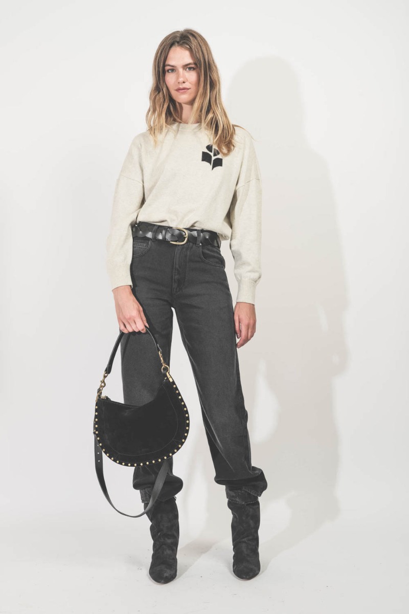 Jean Jenny Isabel Marant en denim noir délavé. Porté avec un pull en coton gris clair.