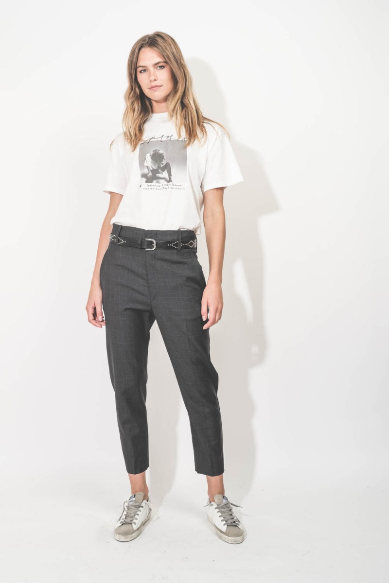Pantalon Noah Isabel Marant en laine froide Prince de Galles gris anthracite. Porté de face.