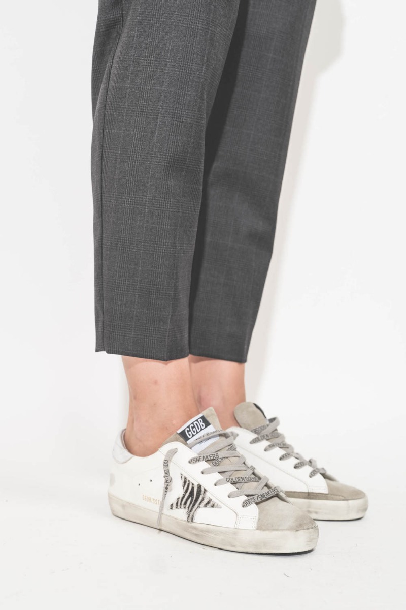 Pantalon Noah Isabel Marant en laine froide Prince de Galles gris anthracite. Détail du bas de la jambe. 
