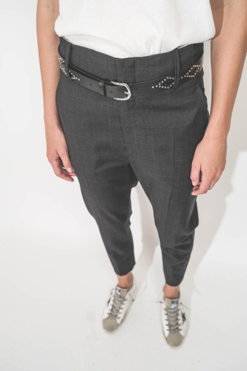 Pantalon Noah Isabel Marant en laine froide Prince de Galles gris anthracite. Détail du bassin ventre plat.