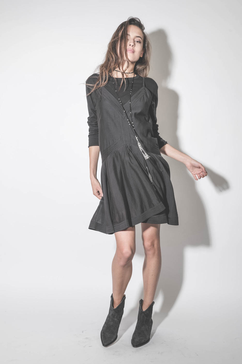 Robe courte fines bretelles en coton noir fluide Danielle Marant Etoile. Porté sur un tee-shirt manches longues noir. 